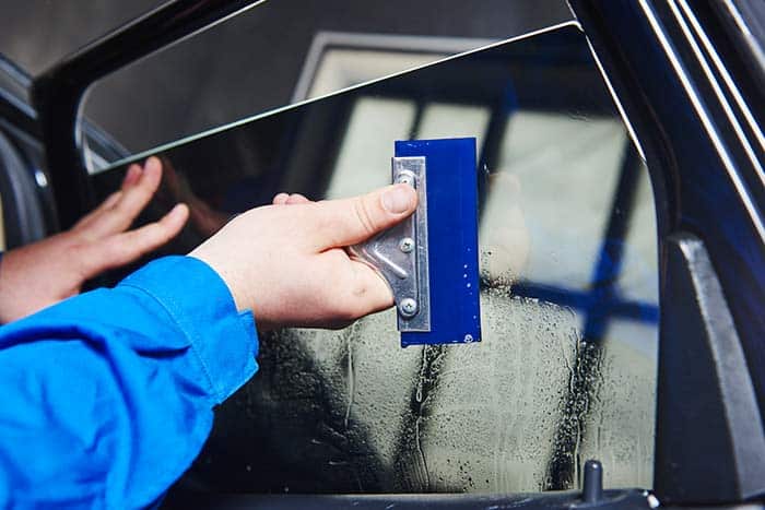 Pose de film teinté anti-UV pour vitres